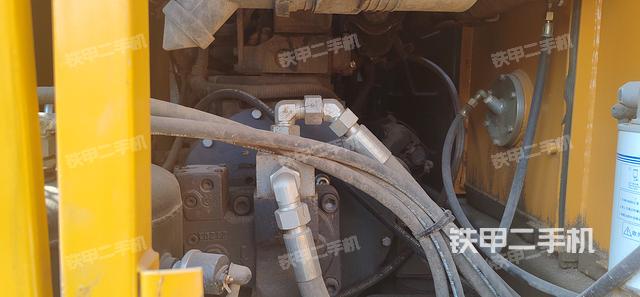 液壓泵艙室正面整體（整機外觀）