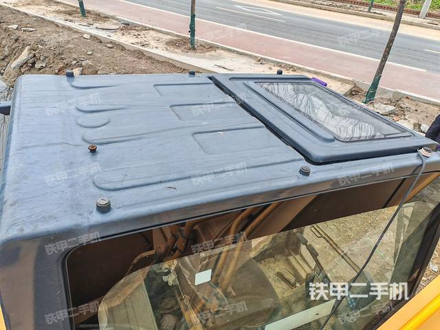 駕駛室頂部（整機外觀）