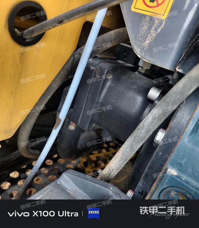 液壓泵艙室正面整體（整機外觀）