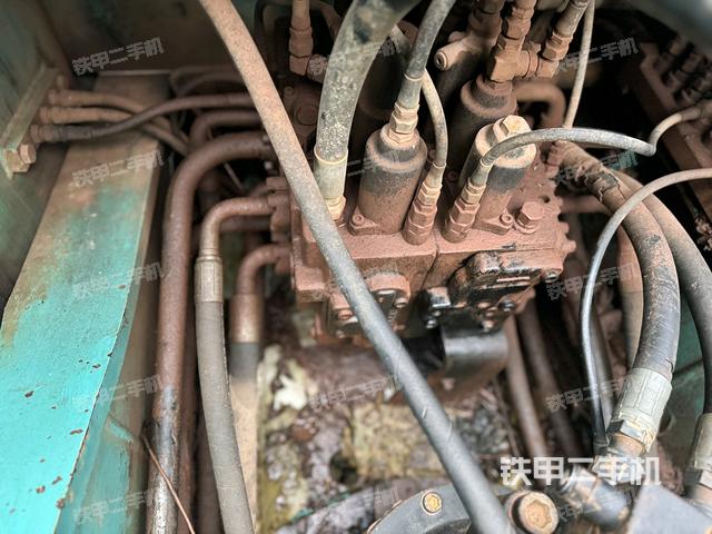 回轉(zhuǎn)馬達(dá)和主控閥（整機(jī)外觀）