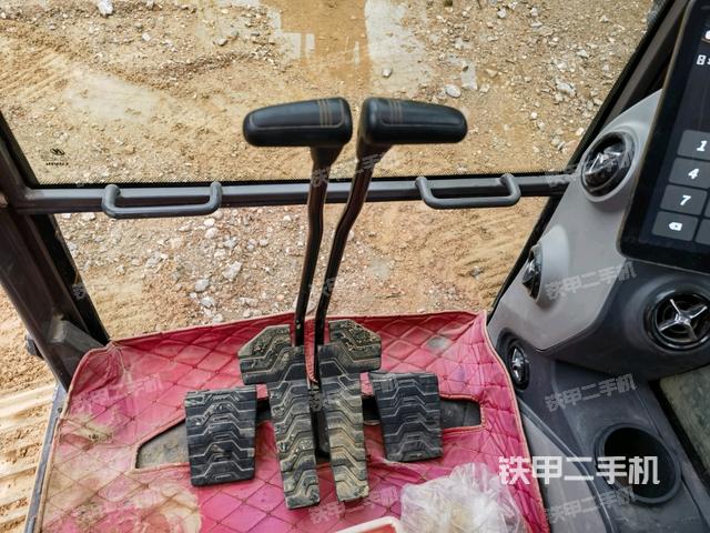 行走控制手柄和踏板?俯拍(駕駛室部分) 行走控制手柄和踏板?俯拍(駕駛室部分)