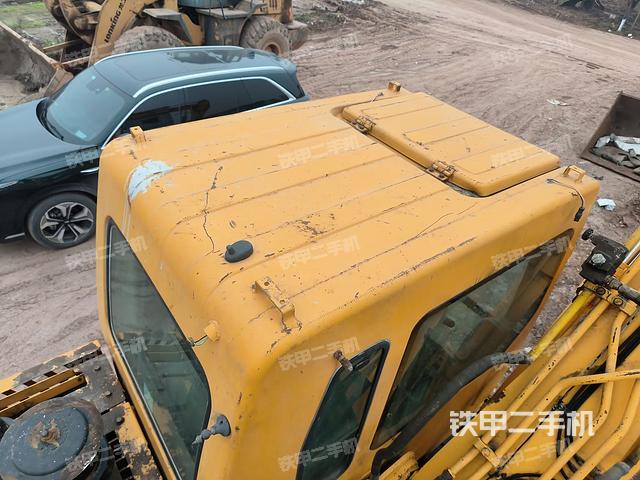 駕駛室頂部(整機(jī)外觀) 駕駛室頂部(整機(jī)外觀)