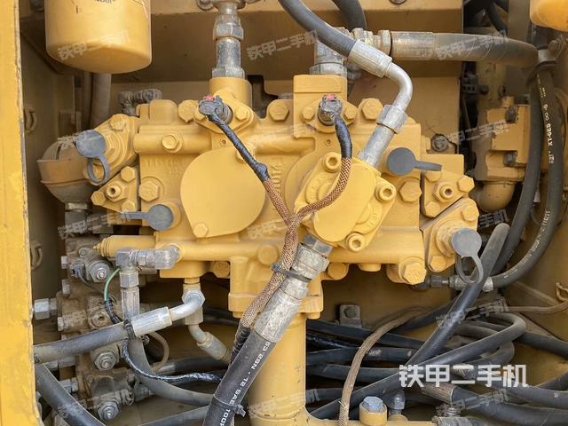 液壓泵艙室正面整體(整機(jī)外觀) 液壓泵艙室正面整體(整機(jī)外觀)