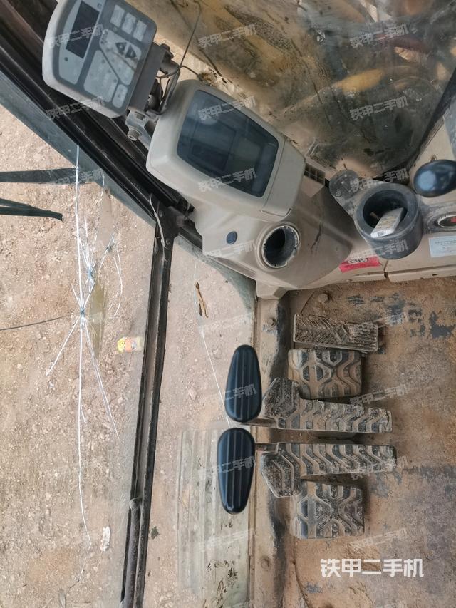 行走控制手柄和踏板?俯拍（駕駛室部分）