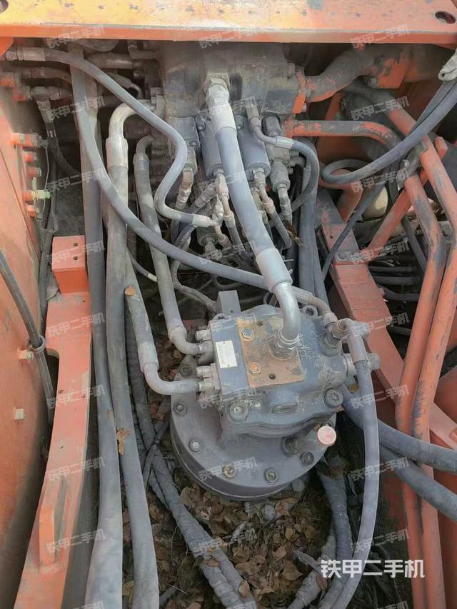 回转马达和主控阀（整机外观）