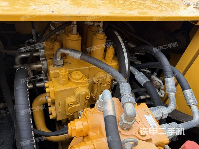 回轉(zhuǎn)馬達(dá)和主控閥（整機(jī)外觀）