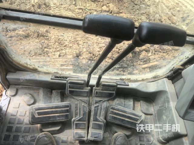 行走控制手柄和踏板?俯拍(駕駛室部分) 行走控制手柄和踏板?俯拍(駕駛室部分)