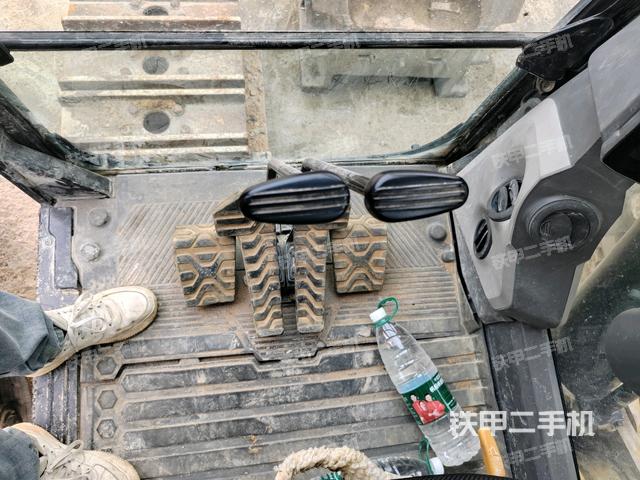 行走控制手柄和踏板?俯拍（駕駛室部分）