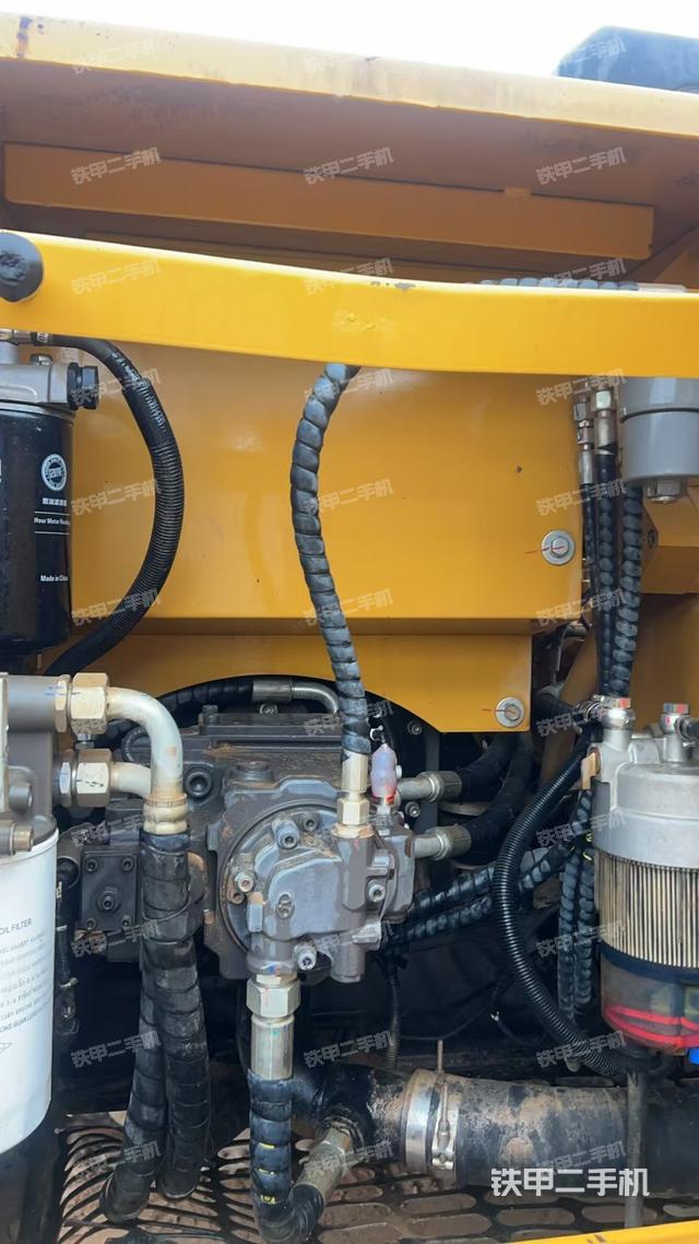 液壓泵艙室正面整體（整機外觀）