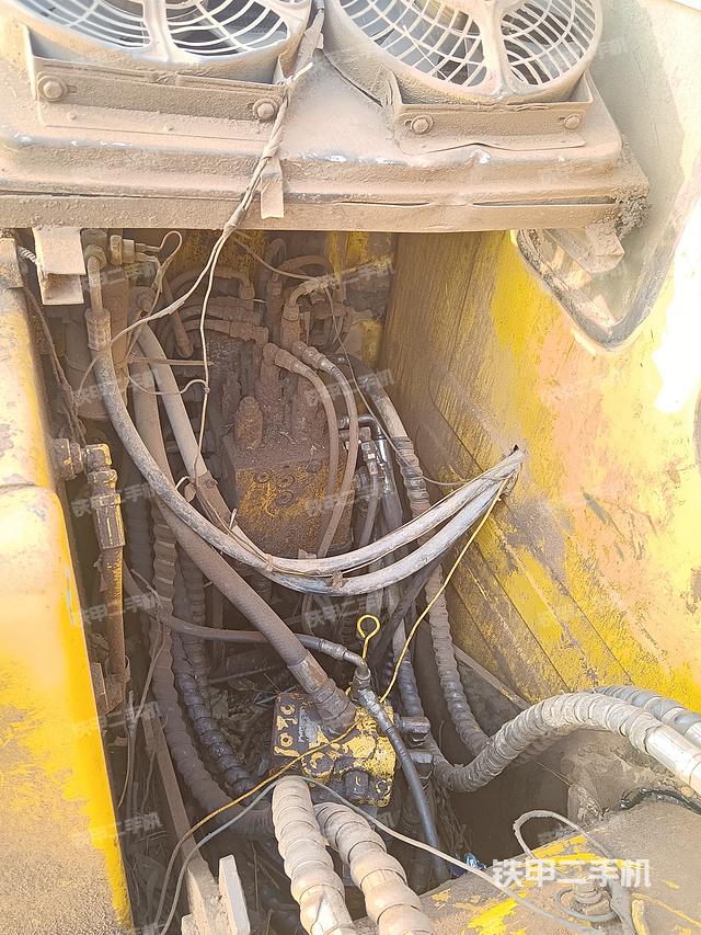 回轉(zhuǎn)馬達(dá)和主控閥（整機(jī)外觀(guān)）