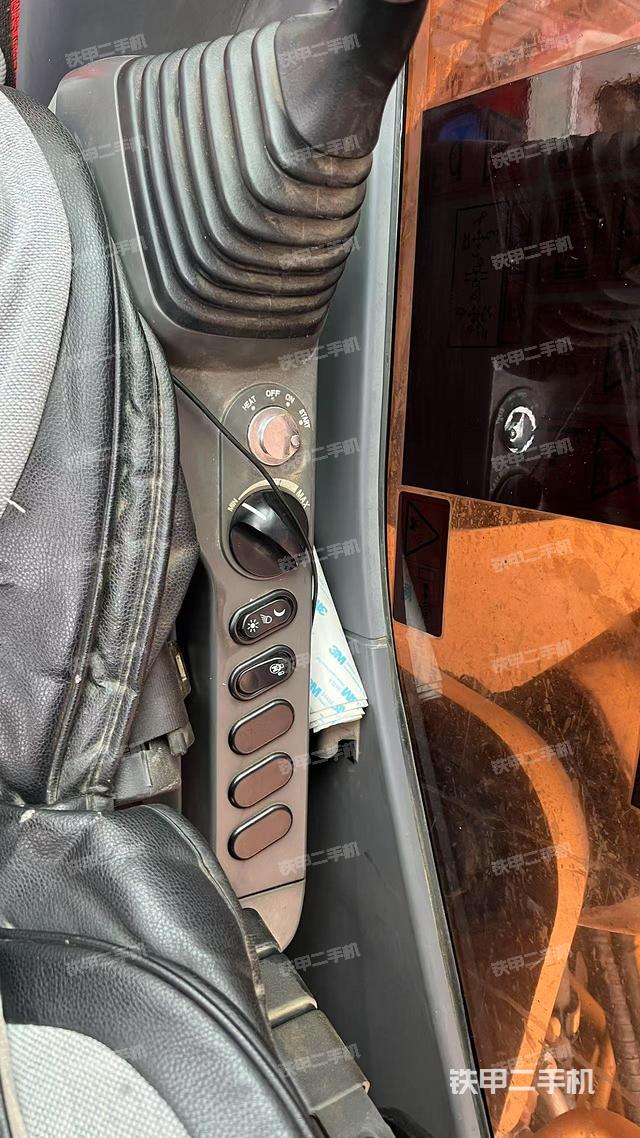 座椅右側(cè)控制臺(tái)/鑰匙門/油門/含右手柄（駕駛室部分）