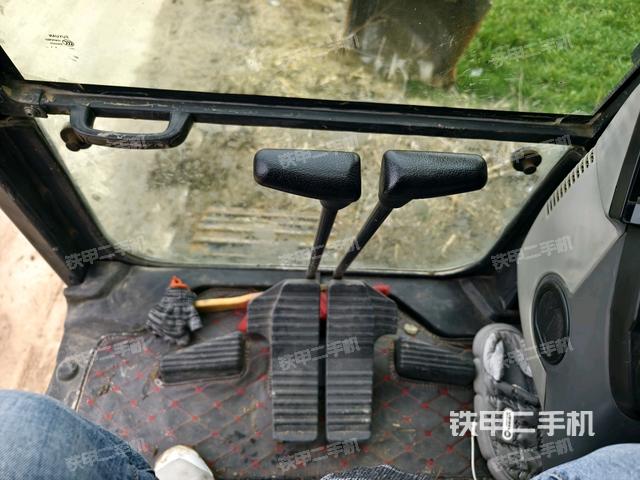 行走控制手柄和踏板?俯拍（駕駛室部分）