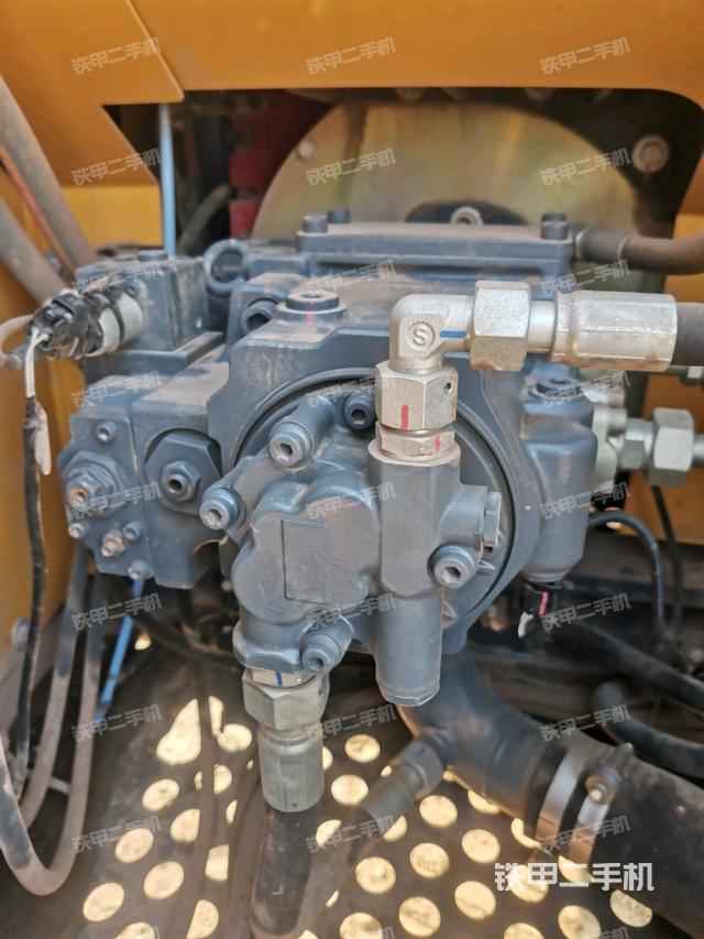 液壓泵艙室正面整體(整機外觀) 液壓泵艙室正面整體(整機外觀)