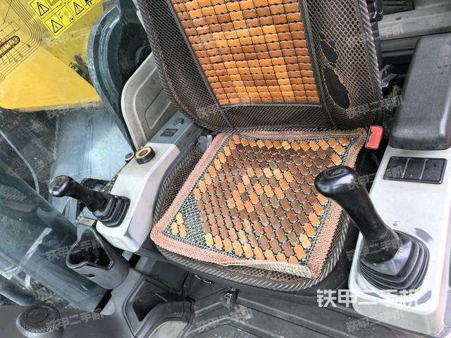 座椅右側(cè)控制臺/鑰匙門/油門/含右手柄（駕駛室部分）