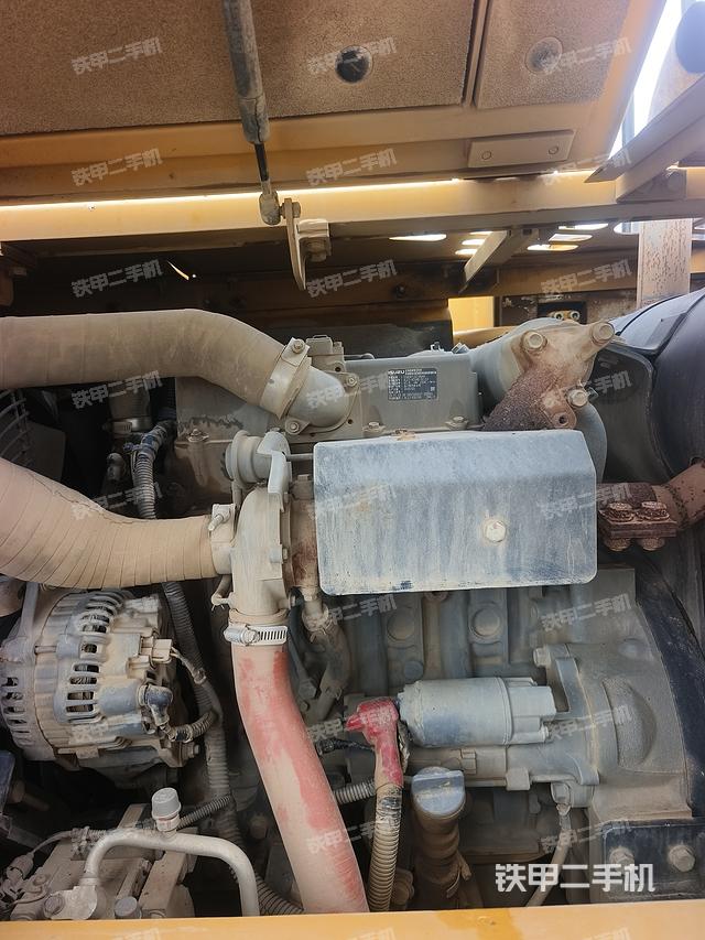 液压泵舱室正面整体（整机外观）