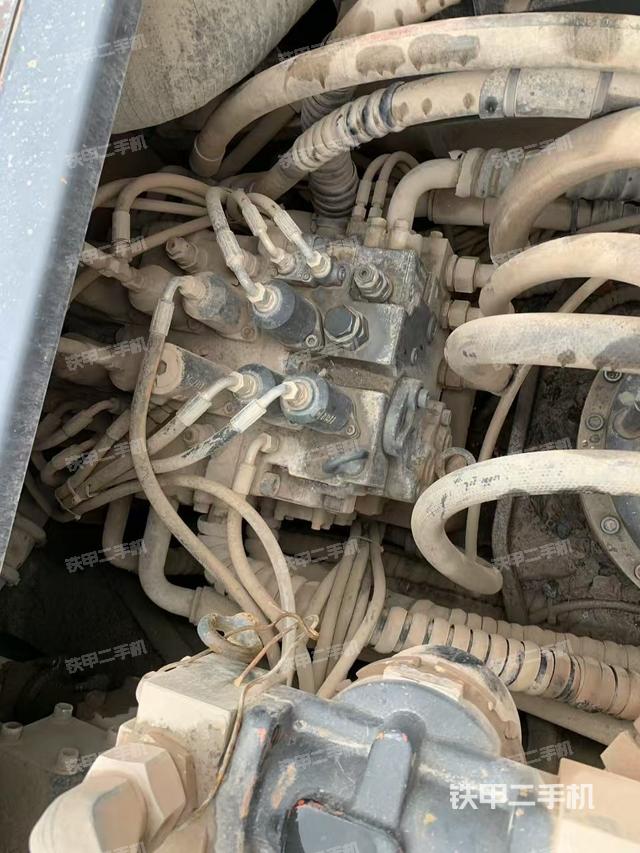 回轉(zhuǎn)馬達(dá)和主控閥（整機(jī)外觀）