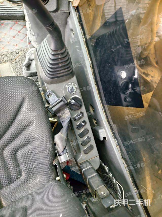 座椅右側(cè)控制臺(tái)/鑰匙門(mén)/油門(mén)/含右手柄（駕駛室部分）