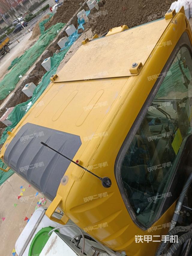 駕駛室頂部(整機(jī)外觀) 駕駛室頂部(整機(jī)外觀)