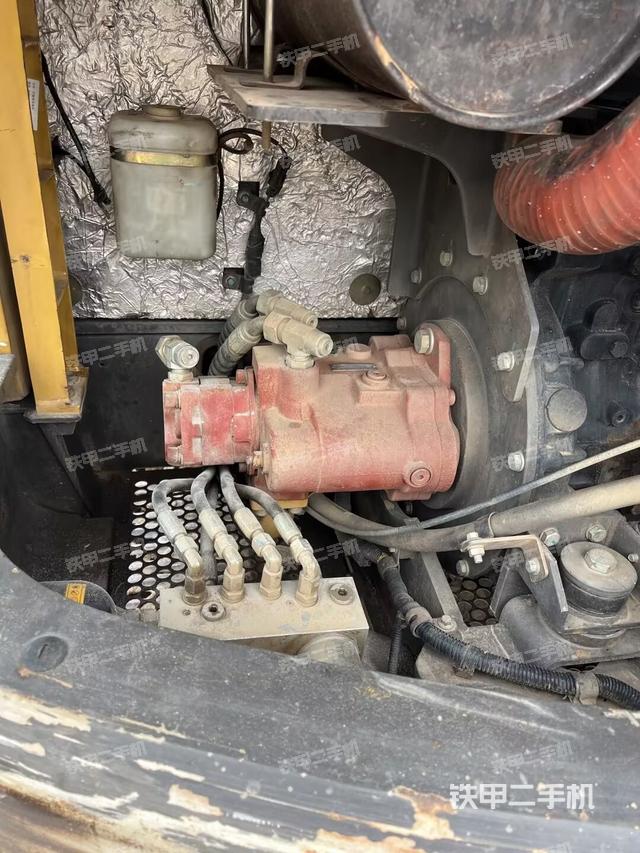 回轉馬達和主控閥（整機外觀）