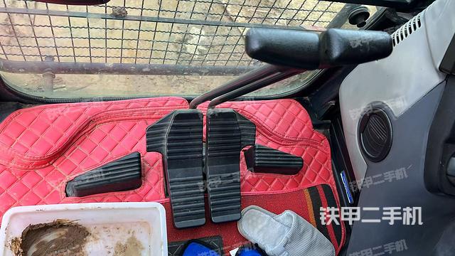 行走控制手柄和踏板?俯拍（駕駛室部分）