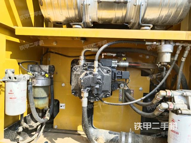 液壓泵艙室正面整體(整機(jī)外觀) 液壓泵艙室正面整體(整機(jī)外觀)