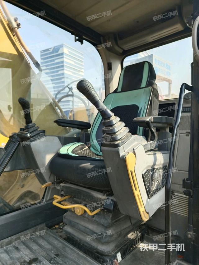 駕駛室整體(整機(jī)外觀) 駕駛室整體(整機(jī)外觀)