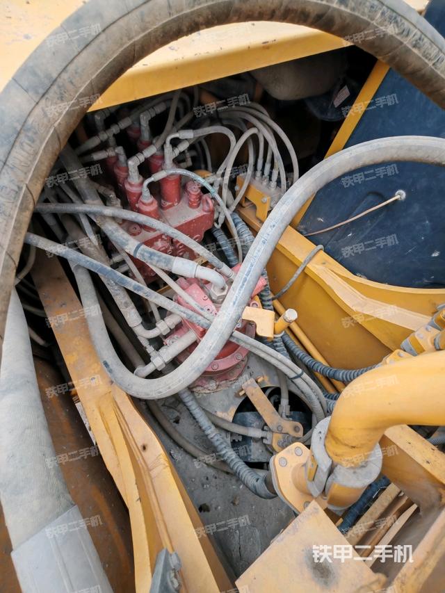 回轉(zhuǎn)馬達(dá)和主控閥（整機(jī)外觀）