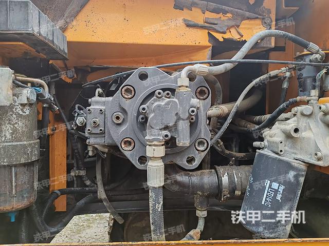液壓泵艙室正面整體(整機外觀) 液壓泵艙室正面整體(整機外觀)