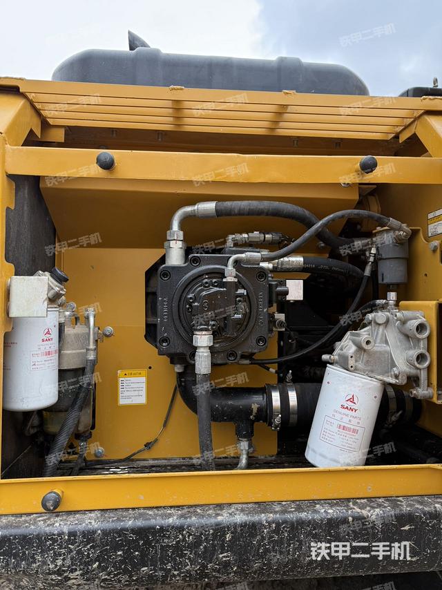 液壓泵艙室正面整體（整機(jī)外觀）