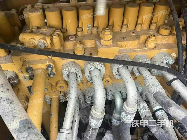 回轉(zhuǎn)馬達(dá)和主控閥(整機(jī)外觀) 回轉(zhuǎn)馬達(dá)和主控閥(整機(jī)外觀)