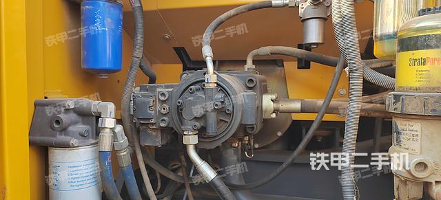 液压泵舱室正面整体（整机外观）