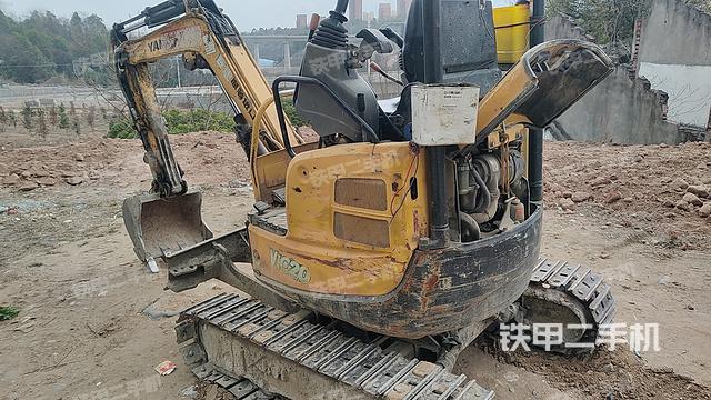 回轉(zhuǎn)馬達(dá)和主控閥(整機(jī)外觀) 回轉(zhuǎn)馬達(dá)和主控閥(整機(jī)外觀)