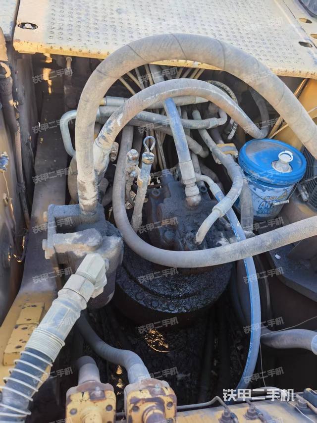 回轉(zhuǎn)馬達(dá)和主控閥（整機(jī)外觀）