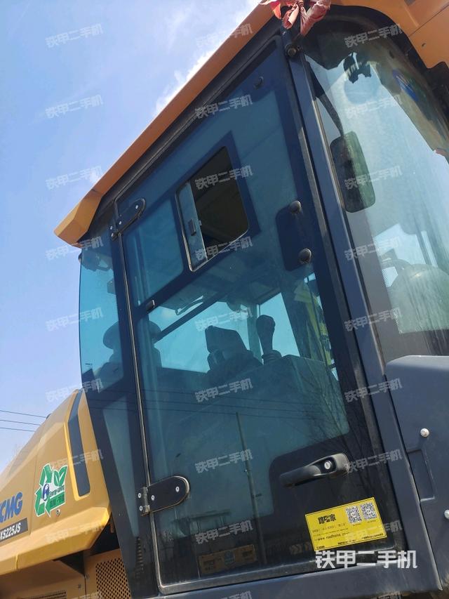 左側(cè)正面照（壓路機(jī)駕駛室）