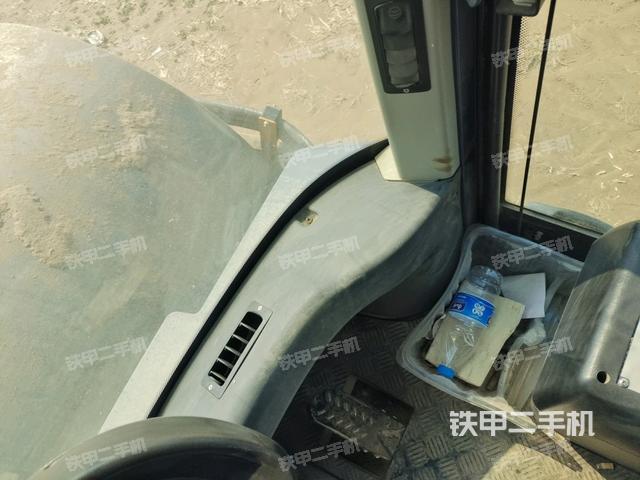 駕駛室內(nèi)座椅、儀表操作手柄全景（壓路機(jī)駕駛室）