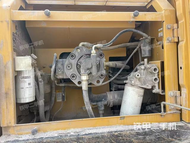 液壓泵艙室正面整體（整機外觀）