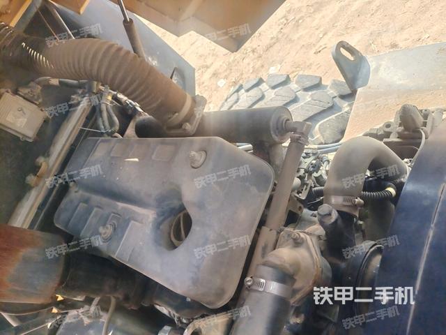 發(fā)動(dòng)機(jī)上部全景(壓路機(jī)發(fā)動(dòng)機(jī)艙) 發(fā)動(dòng)機(jī)上部全景(壓路機(jī)發(fā)動(dòng)機(jī)艙)