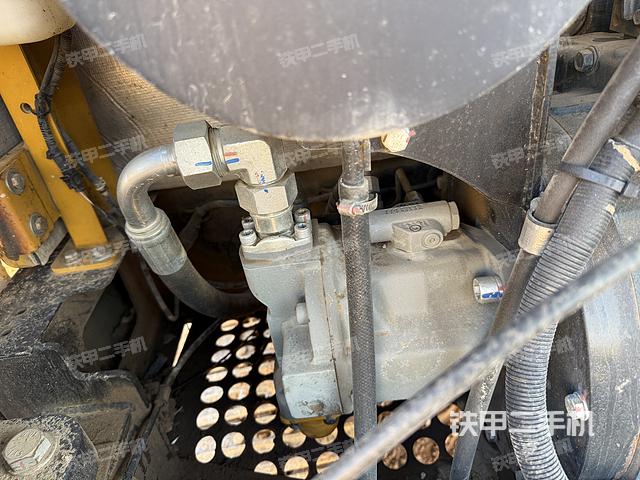 液压泵舱室正面整体（整机外观）