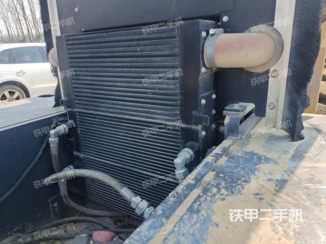 分動箱或變速箱（壓路機(jī)發(fā)動機(jī)艙）