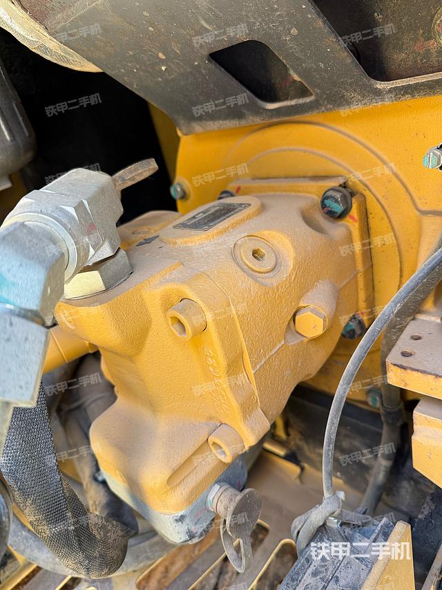 液压泵舱室正面整体（整机外观）