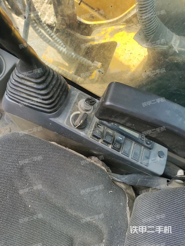 座椅右側(cè)控制臺(tái)/鑰匙門/油門/含右手柄（駕駛室部分）