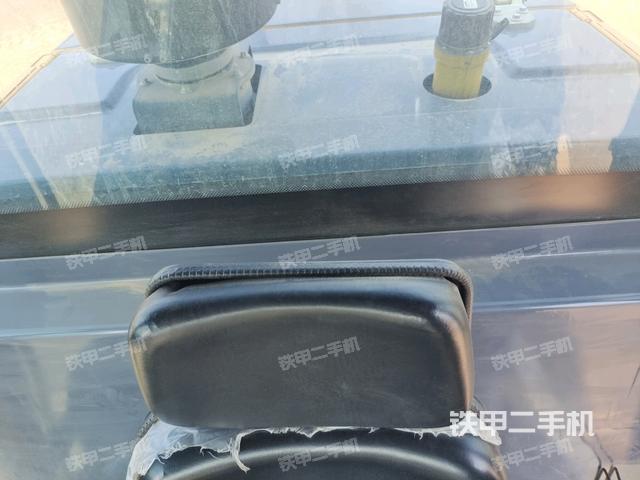 駕駛室頂蓬內(nèi)（壓路機(jī)駕駛室）