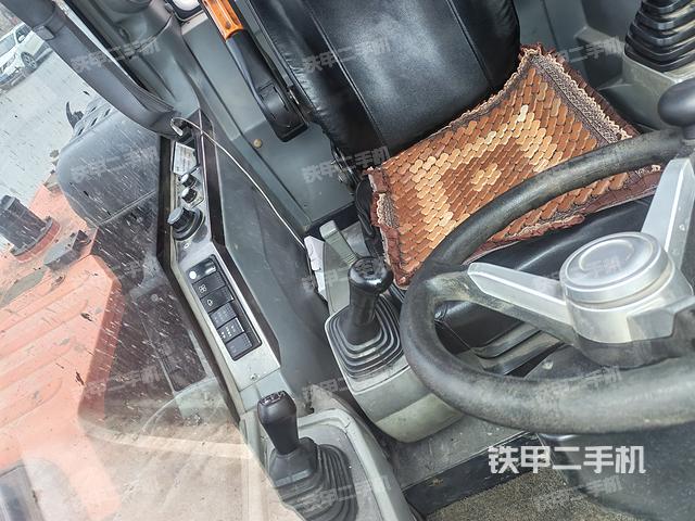 駕駛室整體(整機(jī)外觀) 駕駛室整體(整機(jī)外觀)
