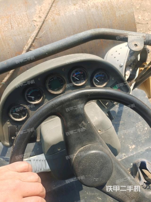 駕駛室側(cè)向上照全景(壓路機(jī)駕駛室) 駕駛室側(cè)向上照全景(壓路機(jī)駕駛室)