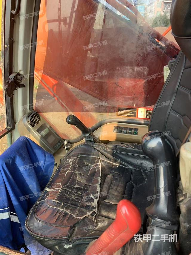駕駛室整體(整機(jī)外觀) 駕駛室整體(整機(jī)外觀)