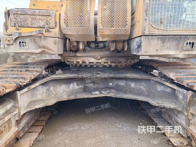 轉(zhuǎn)盤和下車架正前(工作和回轉(zhuǎn)裝置) 轉(zhuǎn)盤和下車架正前(工作和回轉(zhuǎn)裝置)