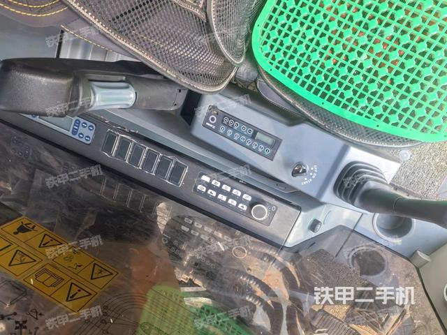 座椅右側(cè)控制臺/鑰匙門/油門/含右手柄(駕駛室部分) 座椅右側(cè)控制臺/鑰匙門/油門/含右手柄(駕駛室部分)