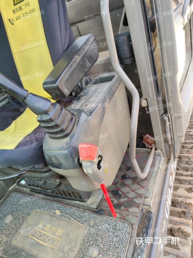 座椅左侧控制台/音响/含左手柄(驾驶室部分) 座椅左侧控制台/音响/含左手柄(驾驶室部分)