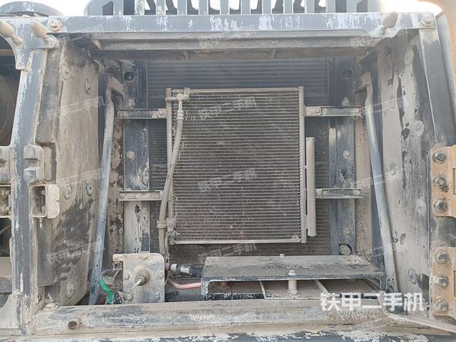 散熱器正面(大件艙室) 散熱器正面(大件艙室)