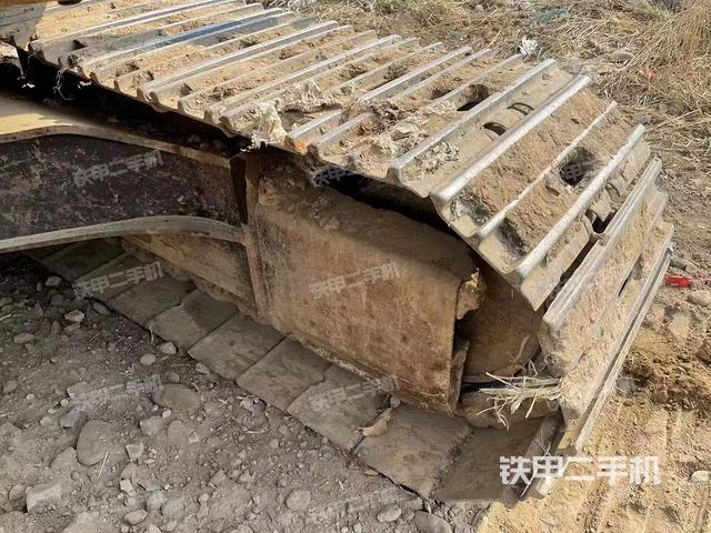 單側(cè)履帶整體(整機(jī)外觀) 單側(cè)履帶整體(整機(jī)外觀)